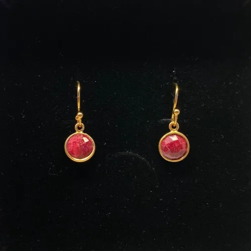 Forgyldte Ørenringe med runde facetsten - Rubin, rubinrød, rubiner, ruby, ørehængere, guld, ægte, ædelsten, ædle sten, lækkert, smukke, billige, tilbud, flotte, små, runde, hængere, sten, røde øreringe, øreringe, biti, ribe, maanesten, stine a, sommer, forår, 2020, nye, nyheder, accessories, tilbehør, galla, fest,