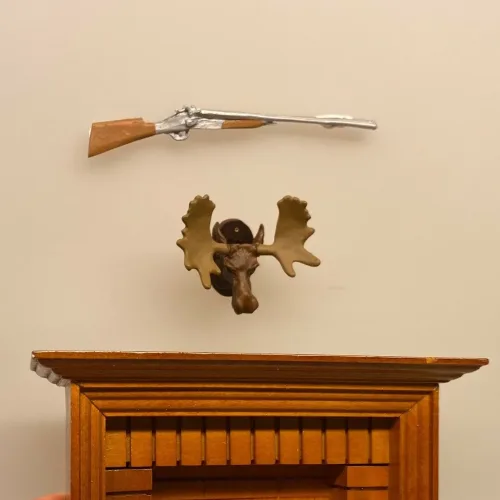Miniature Trofæ Elghoved til væg , jagt, jagttrofæ, trofæ, elg, elgsdyrhoved, elgsdyr, elghoved, elgehoved, storvildt, jæger, storvildtsjæger, svensk, jagtsalon, jagtstue, dukkehustilbehør, dukkehusting, ting til dukkehus, ting til dukkehuset, miniature, miniaturer, op på kaminhylden, pejsestuen, pejsestue, over pejsen, herreværelset, biti, ribe, små ting, sætterkasse, sættekasse,