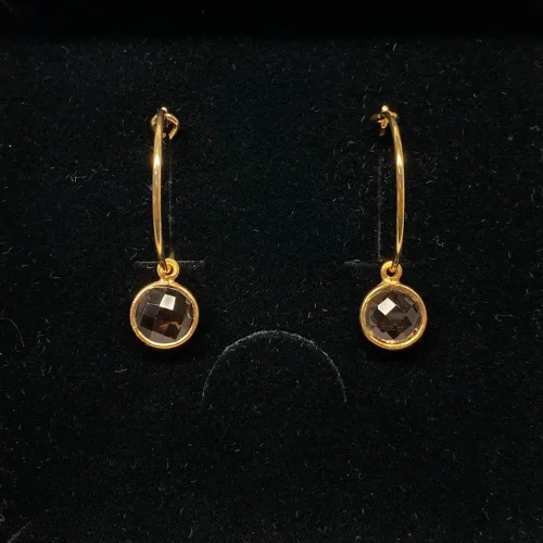 Guld Øreringe med små runde facetsten - Røgkvarts , hoops, guld hoops, guldhoops, forgyldte, guldbelagte, guldbelagt sølv, forgyldte sølv, forgyldt sterling sølv, med sten, røg topas, røg kvarts, røgkvarts, røg topaz, facetslebne, facetsten, ægte, runde ringe, øreringe, ørenringe, biti, ribe, Susanne friis bjørner, Enamel, Stine A, Maanesten, billige, brune,