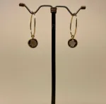 Guld Øreringe med små runde facetsten - Røgkvarts , hoops, guld hoops, guldhoops, forgyldte, guldbelagte, guldbelagt sølv, forgyldte sølv, forgyldt sterling sølv, med sten, røg topas, røg kvarts, røgkvarts, røg topaz, facetslebne, facetsten, ægte, runde ringe, øreringe, ørenringe, biti, ribe, Susanne friis bjørner, Enamel, Stine A, Maanesten, billige, brune,