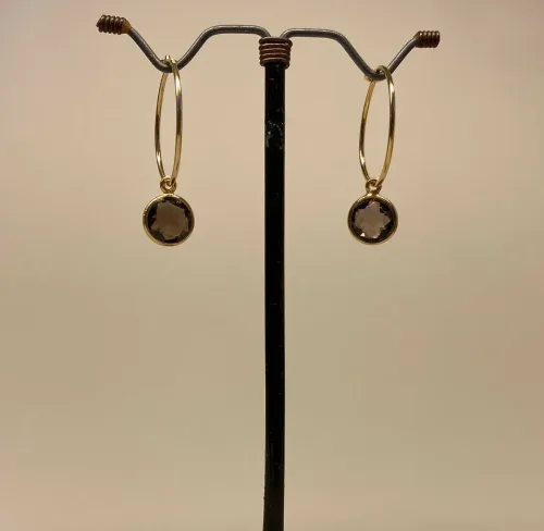 Guld Øreringe med små runde facetsten - Røgkvarts , hoops, guld hoops, guldhoops, forgyldte, guldbelagte, guldbelagt sølv, forgyldte sølv, forgyldt sterling sølv, med sten, røg topas, røg kvarts, røgkvarts, røg topaz, facetslebne, facetsten, ægte, runde ringe, øreringe, ørenringe, biti, ribe, Susanne friis bjørner, Enamel, Stine A, Maanesten, billige, brune,