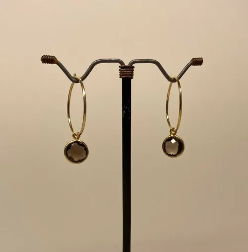 Guld Øreringe med små runde facetsten - Røgkvarts , hoops, guld hoops, guldhoops, forgyldte, guldbelagte, guldbelagt sølv, forgyldte sølv, forgyldt sterling sølv, med sten, røg topas, røg kvarts, røgkvarts, røg topaz, facetslebne, facetsten, ægte, runde ringe, øreringe, ørenringe, biti, ribe, Susanne friis bjørner, Enamel, Stine A, Maanesten, billige, brune,