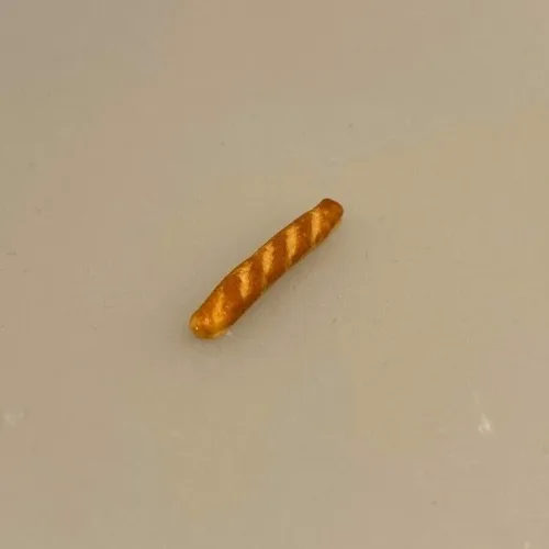 Miniature Bagette, flute, flutes, fransk, picnic, dukkehus, dukkehuset, dukkehusmad, brød, miniaturebrød, bagværk, bager, bagedyst, brødbager, dukkehustilbehør, dukkehusting, nisser, nissedør, nissebo, ting til dukkehuset, ting til nisser, Biti, ribe, dukketing, miniature, miniaturemad,