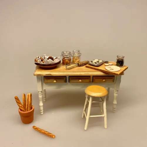 Miniature Bagette, flute, flutes, fransk, picnic, dukkehus, dukkehuset, dukkehusmad, brød, miniaturebrød, bagværk, bager, bagedyst, brødbager, dukkehustilbehør, dukkehusting, nisser, nissedør, nissebo, ting til dukkehuset, ting til nisser, Biti, ribe, dukketing, miniature, miniaturemad,