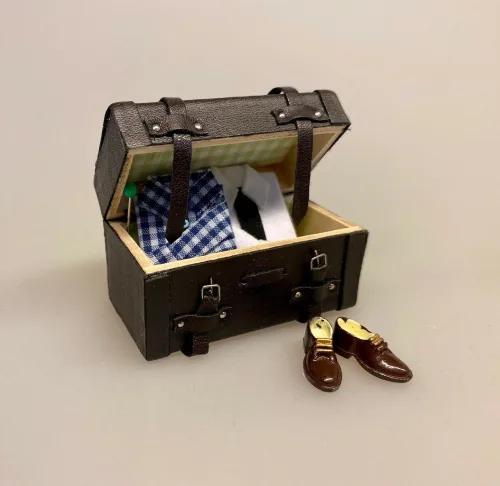 Miniature Brune Blanke Sko, Miniature Sorte Laksko, dansesko, blankpudsede sko, laksko, fest, galla, bryllup, miniaturer, dukkesko, dukketøj, dukkehus, dukkehusting, dukkehustilbehør, dukekstue, ting til, tilbehør til, sangskjuler, symbolsk, gave, gaveide, gavekort, en aften i byen, herresko, biti, ribe, sætterkasseting, sætterkasse, sætterkassen, sættekasseting, sættekasse, til sættekasse, amagerhylde, kigkasse, nissebo, nissedør, til nisserne, nissetilbehør,