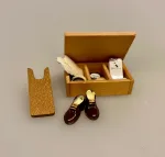 Miniature Brune Blanke Sko, Miniature Sorte Laksko, dansesko, blankpudsede sko, laksko, fest, galla, bryllup, miniaturer, dukkesko, dukketøj, dukkehus, dukkehusting, dukkehustilbehør, dukekstue, ting til, tilbehør til, sangskjuler, symbolsk, gave, gaveide, gavekort, en aften i byen, herresko, biti, ribe, sætterkasseting, sætterkasse, sætterkassen, sættekasseting, sættekasse, til sættekasse, amagerhylde, kigkasse, nissebo, nissedør, til nisserne, nissetilbehør,
