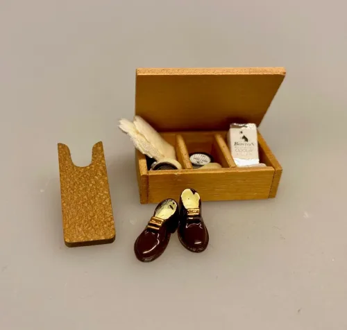 Miniature Brune Blanke Sko, Miniature Sorte Laksko, dansesko, blankpudsede sko, laksko, fest, galla, bryllup, miniaturer, dukkesko, dukketøj, dukkehus, dukkehusting, dukkehustilbehør, dukekstue, ting til, tilbehør til, sangskjuler, symbolsk, gave, gaveide, gavekort, en aften i byen, herresko, biti, ribe, sætterkasseting, sætterkasse, sætterkassen, sættekasseting, sættekasse, til sættekasse, amagerhylde, kigkasse, nissebo, nissedør, til nisserne, nissetilbehør,