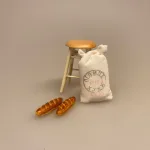 Miniature Bagette, flute, flutes, fransk, picnic, dukkehus, dukkehuset, dukkehusmad, brød, miniaturebrød, bagværk, bager, bagedyst, brødbager, dukkehustilbehør, dukkehusting, nisser, nissedør, nissebo, ting til dukkehuset, ting til nisser, Biti, ribe, dukketing, miniature, miniaturemad,Miniature Filone Brød