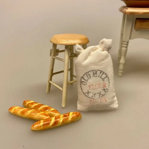 Miniature Bagette, flute, flutes, fransk, picnic, dukkehus, dukkehuset, dukkehusmad, brød, miniaturebrød, bagværk, bager, bagedyst, brødbager, dukkehustilbehør, dukkehusting, nisser, nissedør, nissebo, ting til dukkehuset, ting til nisser, Biti, ribe, dukketing, miniature, miniaturemad,Miniature Flutes