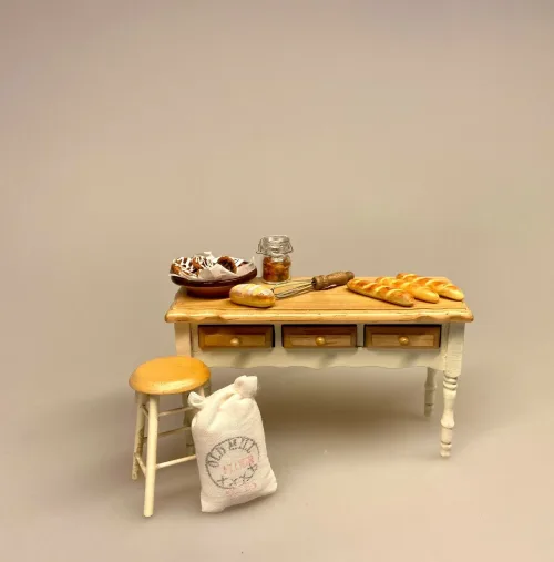 Miniature Bagette, flute, flutes, fransk, picnic, dukkehus, dukkehuset, dukkehusmad, brød, miniaturebrød, bagværk, bager, bagedyst, brødbager, dukkehustilbehør, dukkehusting, nisser, nissedør, nissebo, ting til dukkehuset, ting til nisser, Biti, ribe, dukketing, miniature, miniaturemad,Miniature Flutes