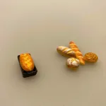 Miniature Franskbrød i Form, brunch, morgenmad, gavekort, til brunch, bagværk, Miniature Lille Brød, brød, miniature, minibrød, minimad, dukkehusmad, bagværk miniaturebrød, dukkehus, dukkehuset, bagedysten, den store bagedyst, bager, bageri, legemad, ting til dukkehuset, sætterkassen, sættekassen, sættekasseting, dukkehustilbehør, biti, ribe, 1:12, bageform, formfranskbrød, formbrød,