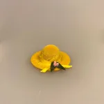 Miniature Hat Gul Velour med fjer og Blomst, Miniature Hat Velour med fjer, damehat, hat, feminin, dukkehat, dukkebutik, trikotage, dukkehus, dukkehusting, dukkehus tilbehør, ting til dukkehuset, dukkestue,samler, mniaturer, biti, ribe,