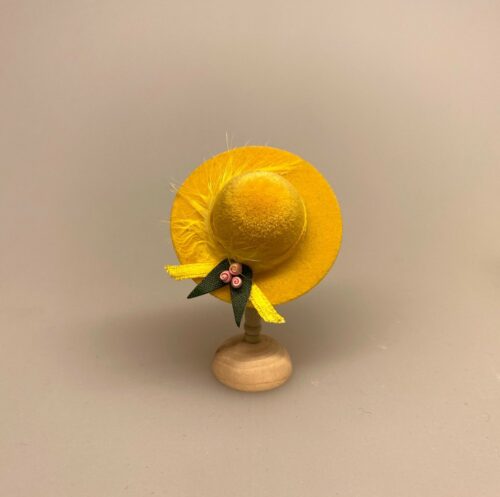 Miniature Hat Gul Velour med fjer og Blomst, Miniature Hat Velour med fjer, damehat, hat, feminin, dukkehat, dukkebutik, trikotage, dukkehus, dukkehusting, dukkehus tilbehør, ting til dukkehuset, dukkestue,samler, mniaturer, biti, ribe,