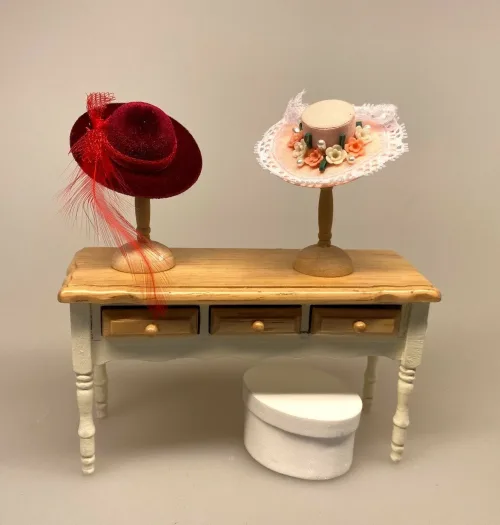 Miniature Hat Vinrød Velour med fjer, Miniature Hat Vinrød, damehat, hat, feminin, dukkehat, dukkebutik, trikotage, dukkehus, dukkehusting, dukkehus tilbehør, ting til dukkehuset, dukkestue,samler, mniaturer, biti, ribe,