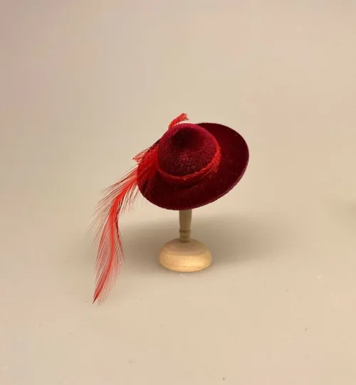 Miniature Hat Vinrød Velour med fjer, Miniature Hat Vinrød, damehat, hat, feminin, dukkehat, dukkebutik, trikotage, dukkehus, dukkehusting, dukkehus tilbehør, ting til dukkehuset, dukkestue,samler, mniaturer, biti, ribe,