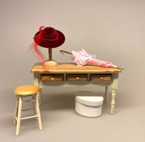 Miniature Hat Vinrød Velour med fjer, Miniature Hat Vinrød, damehat, hat, feminin, dukkehat, dukkebutik, trikotage, dukkehus, dukkehusting, dukkehus tilbehør, ting til dukkehuset, dukkestue,samler, mniaturer, biti, ribe,