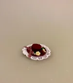 Miniature Hat Vinrød med Bånd & Blomster, damehat, hat, feminin, dukkehat, dukkebutik, trikotage, dukkehus, dukkehusting, dukkehus tilbehør, ting til dukkehuset, dukkestue,samler, mniaturer, biti, ribe,