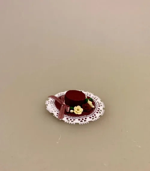 Miniature Hat Vinrød med Bånd & Blomster, damehat, hat, feminin, dukkehat, dukkebutik, trikotage, dukkehus, dukkehusting, dukkehus tilbehør, ting til dukkehuset, dukkestue,samler, mniaturer, biti, ribe,