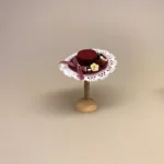 Miniature Hat Vinrød med Bånd & Blomster, damehat, hat, feminin, dukkehat, dukkebutik, trikotage, dukkehus, dukkehusting, dukkehus tilbehør, ting til dukkehuset, dukkestue,samler, mniaturer, biti, ribe,
