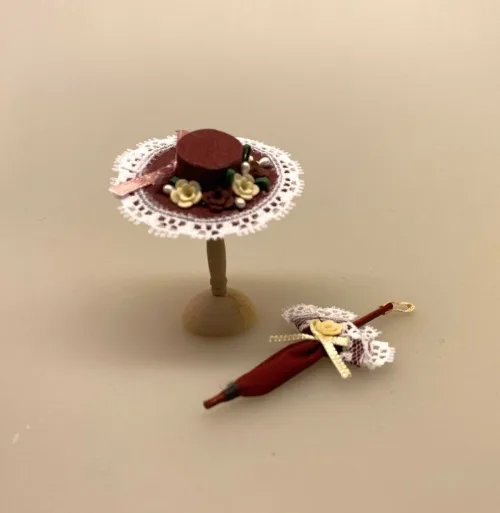 Miniature Parasol Vinrød med Blonde & Blomst,Miniature Hat Vinrød med Bånd & Blomster, damehat, hat, feminin, dukkehat, dukkebutik, trikotage, dukkehus, dukkehusting, dukkehus tilbehør, ting til dukkehuset, dukkestue,samler, mniaturer, biti, ribe,