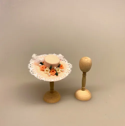 Miniature Hatteholder af træ, hattehoved, hattestativ, hatteholder, træhoved, dukkehat, miniature, Miniature Hat Blomstret med Bånd, Miniature Hat, damehat, hat, feminin, dukkehat, dukkebutik, trikotage, dukkehus, dukkehusting, dukkehus tilbehør, ting til dukkehuset, dukkestue,samler, mniaturer, biti, ribe,