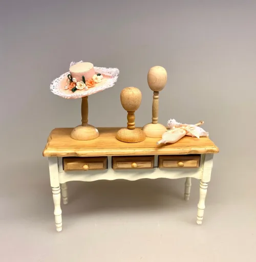 Miniature Hatteholder af træ, hattehoved, hattestativ, hatteholder, træhoved, dukkehat, miniature, Miniature Hat Blomstret med Bånd, Miniature Hat, damehat, hat, feminin, dukkehat, dukkebutik, trikotage, dukkehus, dukkehusting, dukkehus tilbehør, ting til dukkehuset, dukkestue,samler, mniaturer, biti, ribe,