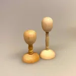 Miniature Hatteholder af træ, hattehoved, hattestativ, hatteholder, træhoved, dukkehat, miniature, Miniature Hat Blomstret med Bånd, Miniature Hat, damehat, hat, feminin, dukkehat, dukkebutik, trikotage, dukkehus, dukkehusting, dukkehus tilbehør, ting til dukkehuset, dukkestue,samler, mniaturer, biti, ribe,