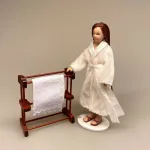 Miniature Håndklædestativ med 2 Håndklæder, håndklædeholder, badeværelse, dukkehusting, dukkehus, dukkehuse, dukkehuset, dukkehustilbehør, ting til dukkehus, miniaturer, miniaturemøbler, dukkehusmøbler, skala 1:12, 1:12, biti, ribe, dukketing,