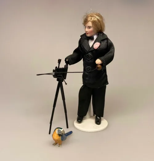 Miniature Kamera på Fod, gammeldags, selvudløser, fotograf, fotgrafering, professionel, symbolsk, sangskjuler, selfie, selfies, billeder, kamera, kamerastativ, miniature, dukkehus, dukkehusting, dukkehustilbehør, ting til, tilbehør, dukkemøbler, sætterkasse, sættekasse, sættekasseting, ting til sætterkasse, amagerhylde, kigkasse, stilleben, sjov, gavekort, biti, ribe