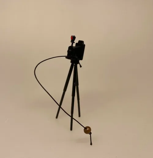 Miniature Kamera på Fod, gammeldags, selvudløser, fotograf, fotgrafering, professionel, symbolsk, sangskjuler, selfie, selfies, billeder, kamera, kamerastativ, miniature, dukkehus, dukkehusting, dukkehustilbehør, ting til, tilbehør, dukkemøbler, sætterkasse, sættekasse, sættekasseting, ting til sætterkasse, amagerhylde, kigkasse, stilleben, sjov, gavekort, biti, ribe