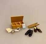 Miniature Kasse med Skopudsegrej, sko, shoeaddict, shoelover, skopudsning, skocreme, skopudsemiddel, skosværte, pudse sko, Laksko, dansesko, blankpudsede sko, laksko, fest, galla, bryllup, miniaturer, dukkesko, dukketøj, dukkehus, dukkehusting, dukkehustilbehør, dukekstue, ting til, tilbehør til, sangskjuler, symbolsk, gave, gaveide, gavekort, en aften i byen, herresko, biti, ribe, sætterkasseting, sætterkasse, sætterkassen, sættekasseting, sættekasse, til sættekasse, amagerhylde, kigkasse,