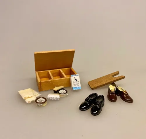 Miniature Kasse med Skopudsegrej, sko, shoeaddict, shoelover, skopudsning, skocreme, skopudsemiddel, skosværte, pudse sko, Laksko, dansesko, blankpudsede sko, laksko, fest, galla, bryllup, miniaturer, dukkesko, dukketøj, dukkehus, dukkehusting, dukkehustilbehør, dukekstue, ting til, tilbehør til, sangskjuler, symbolsk, gave, gaveide, gavekort, en aften i byen, herresko, biti, ribe, sætterkasseting, sætterkasse, sætterkassen, sættekasseting, sættekasse, til sættekasse, amagerhylde, kigkasse,