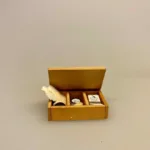 Miniature Kasse med Skopudsegrej, sko, shoeaddict, shoelover, skopudsning, skocreme, skopudsemiddel, skosværte, pudse sko, Laksko, dansesko, blankpudsede sko, laksko, fest, galla, bryllup, miniaturer, dukkesko, dukketøj, dukkehus, dukkehusting, dukkehustilbehør, dukekstue, ting til, tilbehør til, sangskjuler, symbolsk, gave, gaveide, gavekort, en aften i byen, herresko, biti, ribe, sætterkasseting, sætterkasse, sætterkassen, sættekasseting, sættekasse, til sættekasse, amagerhylde, kigkasse,