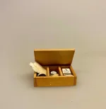 Miniature Kasse med Skopudsegrej, sko, shoeaddict, shoelover, skopudsning, skocreme, skopudsemiddel, skosværte, pudse sko, Laksko, dansesko, blankpudsede sko, laksko, fest, galla, bryllup, miniaturer, dukkesko, dukketøj, dukkehus, dukkehusting, dukkehustilbehør, dukekstue, ting til, tilbehør til, sangskjuler, symbolsk, gave, gaveide, gavekort, en aften i byen, herresko, biti, ribe, sætterkasseting, sætterkasse, sætterkassen, sættekasseting, sættekasse, til sættekasse, amagerhylde, kigkasse,