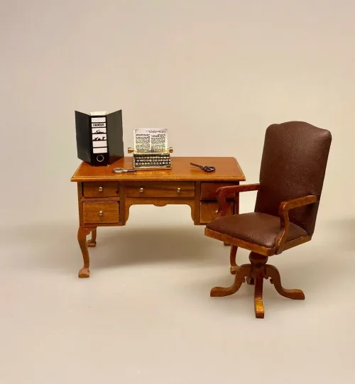 Miniature Skrivebord med Skuffer,Miniature Landkort Storbritanien, uk, the UK; England, United Kingdom, miniaturer, dukkehus, dukkehusting, dukkehustilbehør, dikkehusmøbler, ting til dukkehuset, ting til kigkasser, symbolsk gave, gavekort, held og lykke, udlandsophold, rejse, sprogskole, skole, skolekort, landkort, vægkort, anskuelsestavle, biti, ribe, sangskjuler, Miniature Landkort Europa, Europakort, verdenskort,Miniature Sommerfugle i Kasse, Miniature Kontorstol med Læder