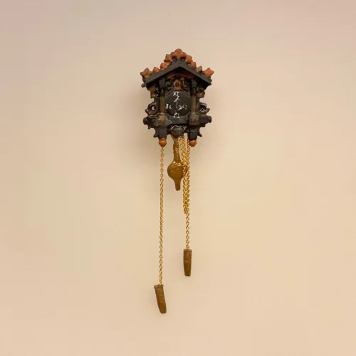 Miniature Kuk-Ur, kukkeur, kukke-ur, kukker, kukkermand, kukur, kuk-ur, miniature, miniaturer, dukkehus, dukkehuset, ting til, dukkehusting, dukkehus tilbehør, dukkehus møbler, sætterkassen, snehvide, tysk, udskåret, vægur, til væggen, biti, skala 1:12, 12th scale, Ribe, sangskjuler, symbolsk, gave, gavekort, til ur