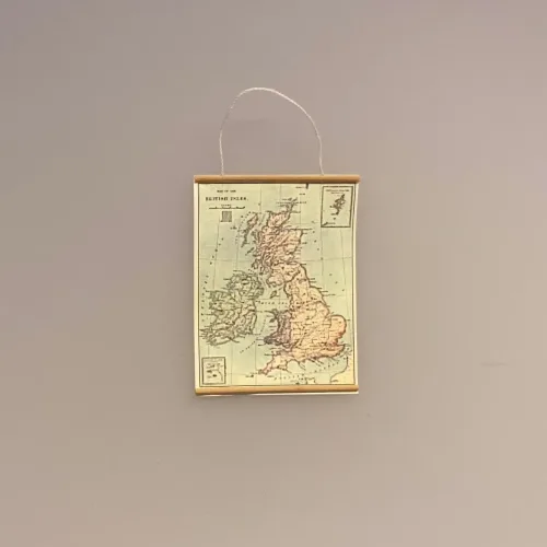 Miniature Landkort Storbritanien, uk, the UK; England, United Kingdom, miniaturer, dukkehus, dukkehusting, dukkehustilbehør, dikkehusmøbler, ting til dukkehuset, ting til kigkasser, symbolsk gave, gavekort, held og lykke, udlandsophold, rejse, sprogskole, skole, skolekort, landkort, vægkort, anskuelsestavle, biti, ribe, sangskjuler