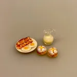 Miniature Lille Rundstykke, brunch, morgenmad, gavekort, til brunch, bagværk, Miniature Lille Rundt Brød, brød, miniature, minibrød, minimad, dukkehusmad, bagværk miniaturebrød, rundstykke, tern, ternet, dukkehus, dukkehuset, bagedysten, den store bagedyst, bager, bageri, legemad, ting til dukkehuset, sætterkassen, sættekassen, sættekasseting, dukkehustilbehør, biti, ribe, 1:12