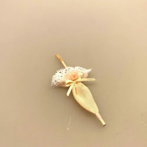 Miniature Parasol Ferskenfarvet med Blonde & Blomst ,Miniature Parasol Vinrød med Blonde & Blomst,Miniature , damehat, hat, feminin, dukkehat, dukkebutik, trikotage, dukkehus, dukkehusting, dukkehus tilbehør, ting til dukkehuset, dukkestue,samler, miniaturer, biti, ribe,