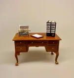 brevordner, ringbind, mappe, sagsmappe, advokat, kontorfuldmægtig, sekretær, revisor, sætterkasse, sættekasse, sætterkasseting,Miniature Skrivebord , miniaturer, dukkehus, dukkehusting, dukkehustilbehør, dikkehusmøbler, ting til dukkehuset, ting til kigkasser, symbolsk gave, gavekort, held og lykke, udlandsophold, rejse, sprogskole, skole, skolekort, landkort, vægkort, anskuelsestavle, biti, ribe, sangskjuler,Kontorstol