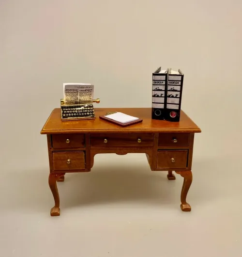 brevordner, ringbind, mappe, sagsmappe, advokat, kontorfuldmægtig, sekretær, revisor, sætterkasse, sættekasse, sætterkasseting,Miniature Skrivebord , miniaturer, dukkehus, dukkehusting, dukkehustilbehør, dikkehusmøbler, ting til dukkehuset, ting til kigkasser, symbolsk gave, gavekort, held og lykke, udlandsophold, rejse, sprogskole, skole, skolekort, landkort, vægkort, anskuelsestavle, biti, ribe, sangskjuler,Kontorstol