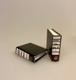 brevordner, ringbind, mappe, sagsmappe, advokat, kontorfuldmægtig, sekretær, revisor, sætterkasse, sættekasse, sætterkasseting,Miniature Skrivebord , miniaturer, dukkehus, dukkehusting, dukkehustilbehør, dikkehusmøbler, ting til dukkehuset, ting til kigkasser, symbolsk gave, gavekort, held og lykke, udlandsophold, rejse, sprogskole, skole, skolekort, landkort, vægkort, anskuelsestavle, biti, ribe, sangskjuler,Kontorstol