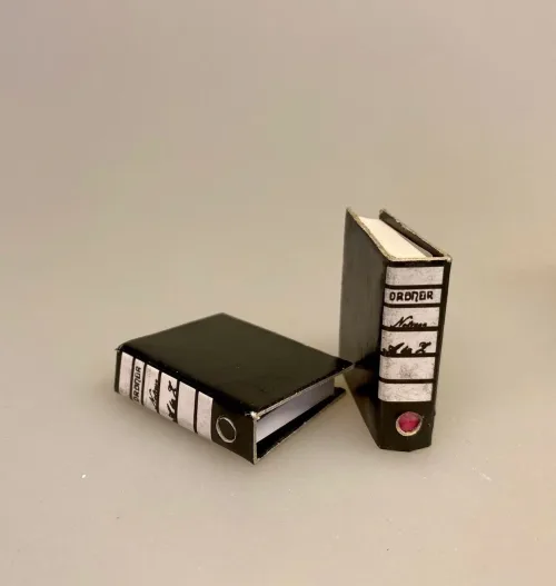 brevordner, ringbind, mappe, sagsmappe, advokat, kontorfuldmægtig, sekretær, revisor, sætterkasse, sættekasse, sætterkasseting,Miniature Skrivebord , miniaturer, dukkehus, dukkehusting, dukkehustilbehør, dikkehusmøbler, ting til dukkehuset, ting til kigkasser, symbolsk gave, gavekort, held og lykke, udlandsophold, rejse, sprogskole, skole, skolekort, landkort, vægkort, anskuelsestavle, biti, ribe, sangskjuler,Kontorstol