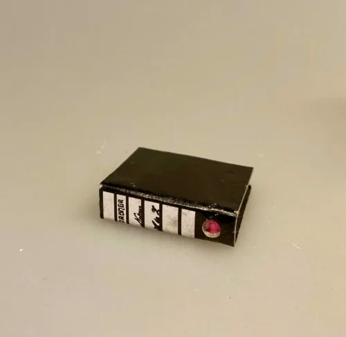 brevordner, ringbind, mappe, sagsmappe, advokat, kontorfuldmægtig, sekretær, revisor, sætterkasse, sættekasse, sætterkasseting,Miniature Skrivebord , miniaturer, dukkehus, dukkehusting, dukkehustilbehør, dikkehusmøbler, ting til dukkehuset, ting til kigkasser, symbolsk gave, gavekort, held og lykke, udlandsophold, rejse, sprogskole, skole, skolekort, landkort, vægkort, anskuelsestavle, biti, ribe, sangskjuler,Kontorstol