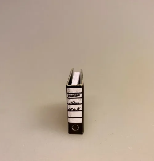 Miniature Ringbind brevordner, ringbind, mappe, sagsmappe, advokat, kontorfuldmægtig, sekretær, revisor, sætterkasse, sættekasse, sætterkasseting,Miniature Skrivebord , miniaturer, dukkehus, dukkehusting, dukkehustilbehør, dikkehusmøbler, ting til dukkehuset, ting til kigkasser, symbolsk gave, gavekort, held og lykke, udlandsophold, rejse, sprogskole, skole, skolekort, landkort, vægkort, anskuelsestavle, biti, ribe, sangskjuler,Kontorstol