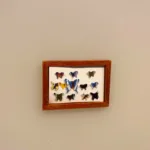 Miniature Sommerfugle i Kasse, sommerfuglesamling, sommerfugl, sommerfugle, botanik, fauna, sommerfugle ekspert, miniaturer, dukkehus, dukkehusting, dukkehustilbehør, dikkehusmøbler, ting til dukkehuset, ting til kigkasser, symbolsk gave, gavekort, held og lykke, udlandsophold, rejse, naturskole, skole, skolekort, landkort, vægkort, anskuelsestavle, biti, ribe, sangskjuler, Miniature,Miniature Sommerfugle i Kasse