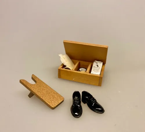 Miniature Sorte Laksko, dansesko, blankpudsede sko, laksko, fest, galla, bryllup, miniaturer, dukkesko, dukketøj, dukkehus, dukkehusting, dukkehustilbehør, dukekstue, ting til, tilbehør til, sangskjuler, symbolsk, gave, gaveide, gavekort, en aften i byen, herresko, biti, ribe, sætterkasseting, sætterkasse, sætterkassen, sættekasseting, sættekasse, til sættekasse, amagerhylde, kigkasse, nissebo, nissedør, til nisserne, nissetilbehør,