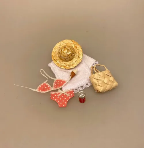 Miniature Strandsæt,Miniature Strå Hat, stråhat, solhat, solfaktor, miniaturer, miniature, dukkehat, lillebitte, dukekhus, dukkehusting, dukkehustilbehør, tilbehør, ting til dukkehus, ting til dukkehuset, strand, hav, fisketur, gavekort, sangskjuler, sjov, tema, symbolsk, fisktur, det vil jeg æde en stråhat på, det vil jeg æde min gamle stråhat på, biti, ribe, sætterkasse, sættekasse,