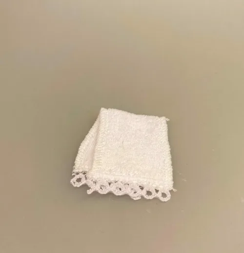 Miniature Håndklæde Frotte hvidt, badehåndklæde, svømning, bade, vinterbader, sangskjuler, vinterbadning, symbolsk, gave, gaveide, miniaturer, dukkehus, dukkehusting, nissebo, nisser, tilbehør, nissedør, stranden, 1:12, sjov, gave, biti, ribe, Miniature Håndklæde Frotte hvidt, Miniature Strandsæt,Miniature Strå Hat, stråhat, solhat, solfaktor, miniaturer, miniature, dukkehat, lillebitte, dukekhus, dukkehusting, dukkehustilbehør, tilbehør, ting til dukkehus, ting til dukkehuset, strand, hav, fisketur, gavekort, sangskjuler, sjov, tema, symbolsk, fisktur, det vil jeg æde en stråhat på, det vil jeg æde min gamle stråhat på, biti, ribe, sætterkasse, sættekasse,
