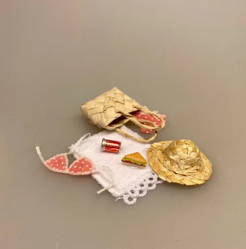 Miniature Håndklæde Frotte hvidt, badehåndklæde, svømning, bade, vinterbader, sangskjuler, vinterbadning, symbolsk, gave, gaveide, miniaturer, dukkehus, dukkehusting, nissebo, nisser, tilbehør, nissedør, stranden, 1:12, sjov, gave, biti, ribe, Miniature Strå Hat, stråhat, solhat, solfaktor, miniaturer, miniature, dukkehat, lillebitte, dukekhus, dukkehusting, dukkehustilbehør, tilbehør, ting til dukkehus, ting til dukkehuset, strand, hav, fisketur, gavekort, sangskjuler, sjov, tema, symbolsk, fisktur, det vil jeg æde en stråhat på, det vil jeg æde min gamle stråhat på, biti, ribe, sætterkasse, sættekasse,